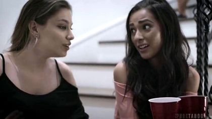 Красивая пара занимается на свинг-вечеринке публичным сексом в кровати №1