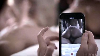 Красивая пара занимается на свинг-вечеринке публичным сексом в кровати №8