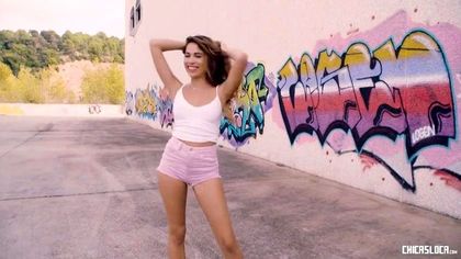 Качок прижал к стене подружку на улице и жестко вонзил елду в ее писюлю №1