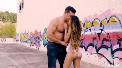 Качок прижал к стене подружку на улице и жестко вонзил елду в ее писюлю №3