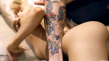 Рок-музыкант остался наедине с поклонницей и жестко отодрал ее в щель №7