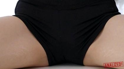 Фитоняша снимает черные трусики и садится на горячий хуй тренера №1