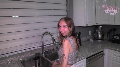 Молодая телка с тату согласилась на секс с отцом №1