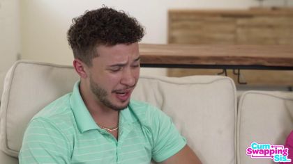 Девушки в униформах расслабляются в ЖМЖ после работы №1