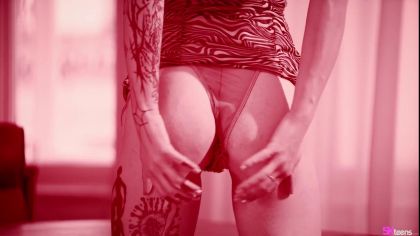 Татуированная девка прыгает на члене и просит за щеку №1