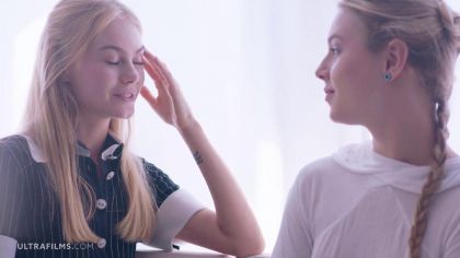 Лесби растрахала все дырки подруги до оргазма №1