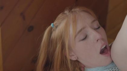 Рыжая худышка постоянно орет от члена в киске