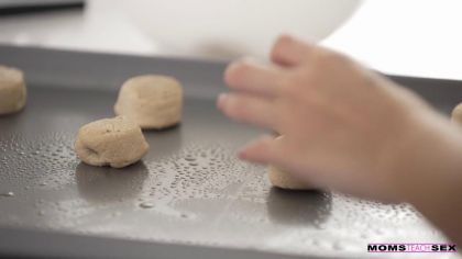 Блондинки вдвоем сосут хуй и делятся им в ЖМЖ сексе №1