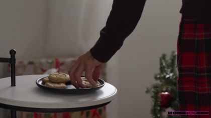 Блондинки вдвоем сосут хуй и делятся им в ЖМЖ сексе №2