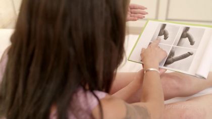 Сучки жадно сосут член друга и по очереди трахают №1