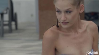 Красиво трахнул любимую у бассейна и кончил в рот №1