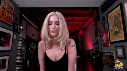 Голодная к члену блондинка просит в попку №1