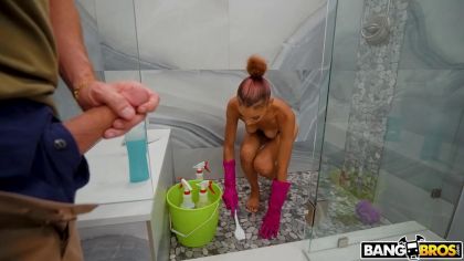 Чернокожая горничная трахается за чаевые №5