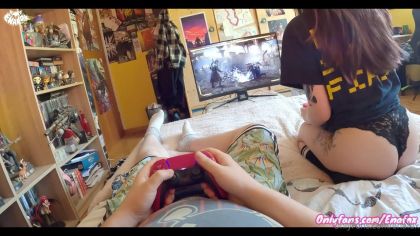 Жопастая девка трясет дойками и скачет на члене №1