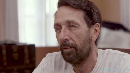 Бородатый массажист отымел в киску красивую блондинку №1