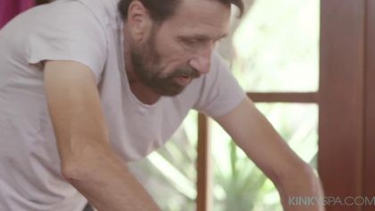 Бородатый массажист отымел в киску красивую блондинку №3