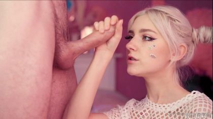 Грудастая сучка в трусиках кончает вместе с парнем №9