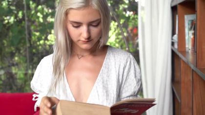 Ева с припухлой писькой возбуждена до предела №1