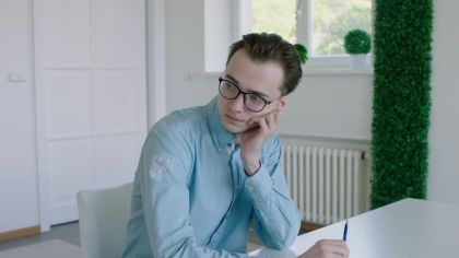 Трахает русскую студентку с большими сиськами в юбке №1