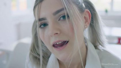 Трахает русскую студентку с большими сиськами в юбке №2