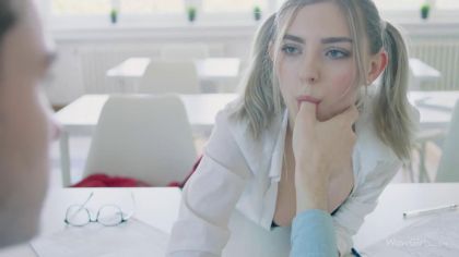 Трахает русскую студентку с большими сиськами в юбке №3