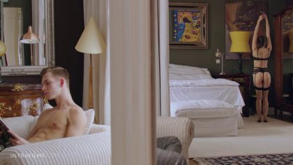 Трахает розовую киску подружки раком до оргазма №1