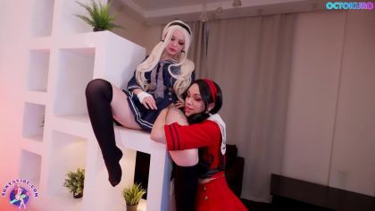 Ряженные лесби в униформах трахаются со страпоном №1