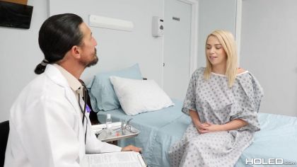 Гинеколог трахает в жопу сексуальную пациентку №1