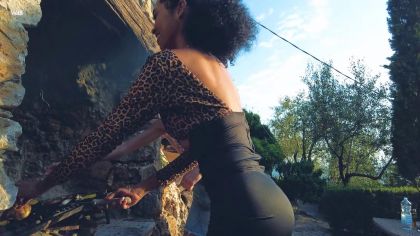 Загорелая красотка лижет лесбиянке до оргазма №1