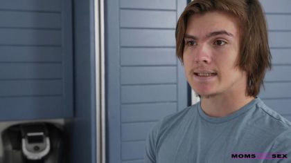 Молодой парень выебал грудастую маму и сестру №1