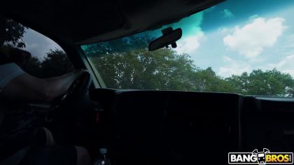 Тощая телка ебется в машине с незнакомцем №1