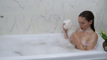 Красотка приняла ванную и нежно отсосала член №3