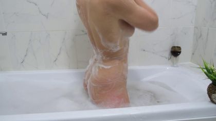 Красотка приняла ванную и нежно отсосала член №4