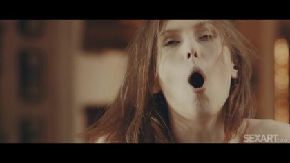 Мужик красиво трахает молодую жену с мокрой пиздой