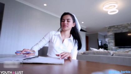 Студентка с плоскими дойками красиво прыгает на члене №1