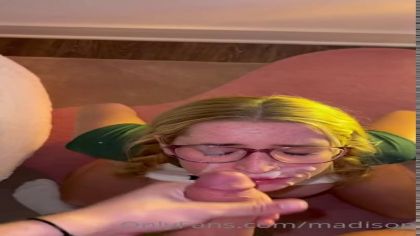 Очкастая девка ебется в трусиках и дрочит сиськами №10