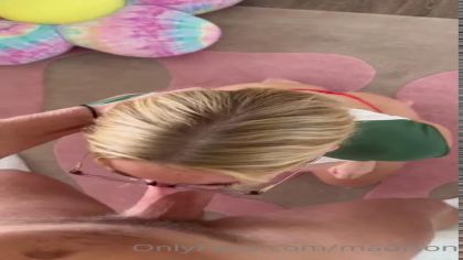 Очкастая девка ебется в трусиках и дрочит сиськами №5