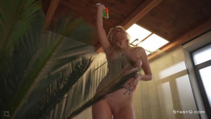 Девушка в розовом красиво позирует во время соло №10