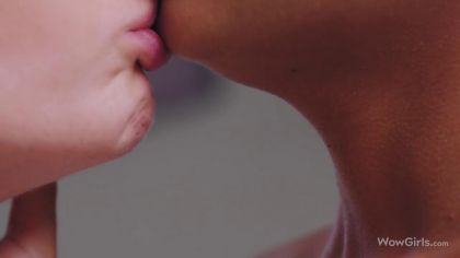 Лесбиянка ласкает киску негритянки языком и пальцами