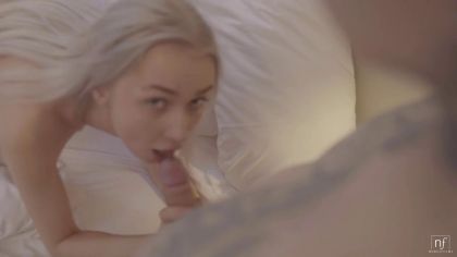 Сучка ласкает киску по утру и ебется с любимым №3