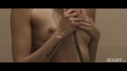 Худая телка лезет на член парня после душа №1