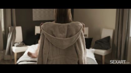 Худая телка лезет на член парня после душа №2