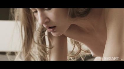 Худая телка лезет на член парня после душа №9