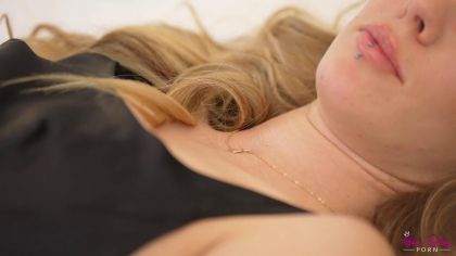 Лесби трутся кисками и ебутся страпоном №1