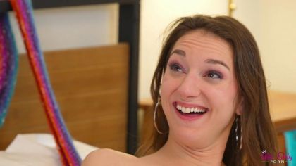 Лесби трутся кисками и ебутся страпоном №8