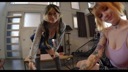 Грудастые сучки дрочат сиськами и ебутся в тройничке №1