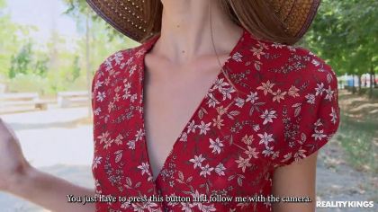 Телка в платье отдалась на улице первому встречному №1