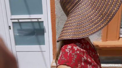 Телка в платье отдалась на улице первому встречному №10