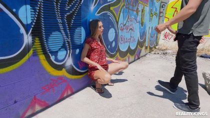 Телка в платье отдалась на улице первому встречному №3