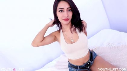 Брюнетка с широкой пиздой любит секс в анал №1